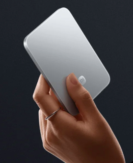Xiaomi UltraThin Magnetic Power Bank 5000 mAh held between fingers